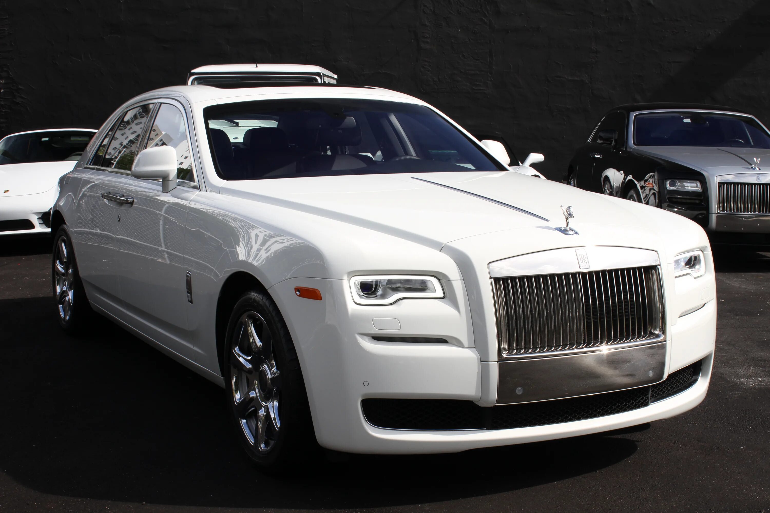 Белый роллс. Роллс Ройс Ghost. Rolls Royce Ghost White. Rolls Royce Ghost 2022. Роллс Ройс Фантом 2022 белый.