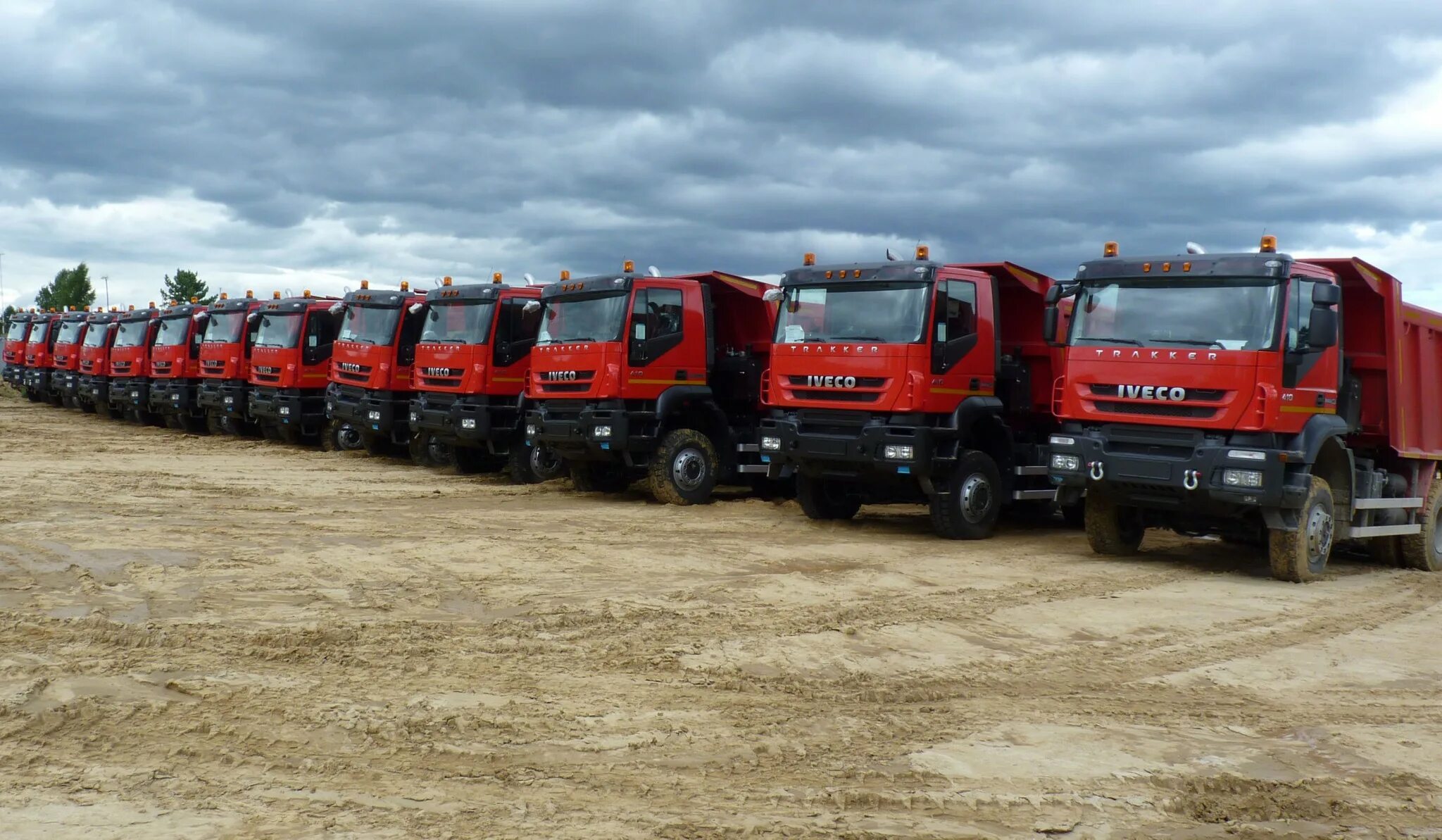 Автопарк самосвалов. Ивеко АМТ. Iveco Trakker 8x4 самосвал. Ивеко АМТ Миасс. Техника Ивеко.