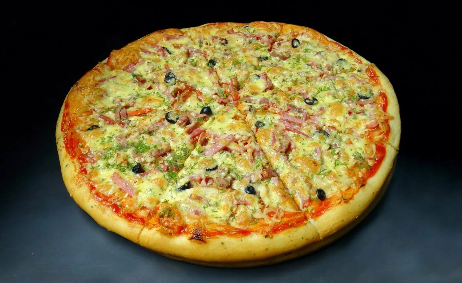 Домашняя пицца без колбасы. Пицца комбинированная. Пицца на кухне. Пицца без колбасы. Пицца мясная.