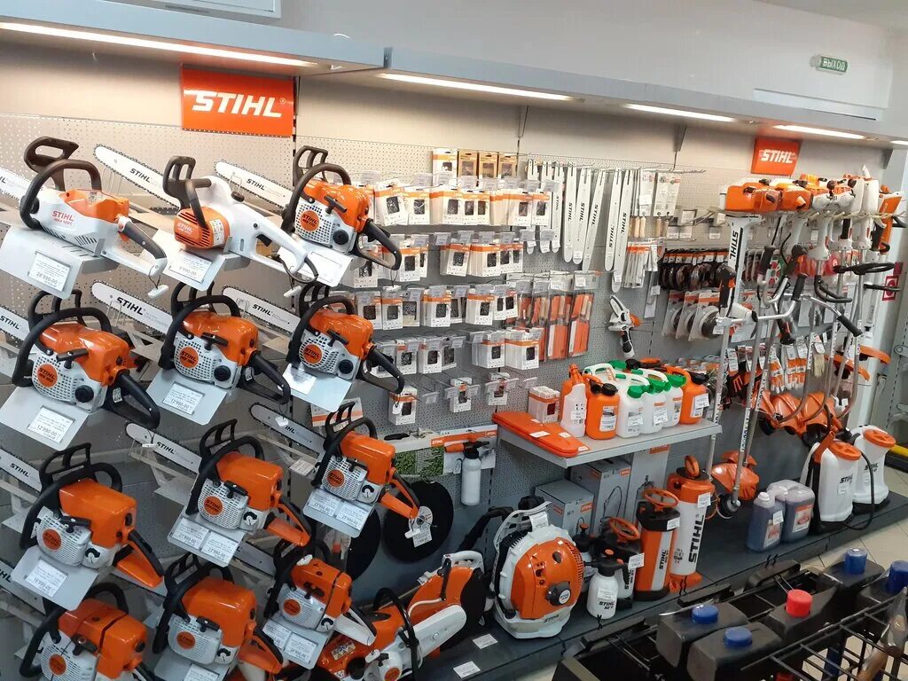 витрина stihl. магазин электроинструментов двести двадцать вольт. магазин штиль богатырский 4. оформление фасада магазина инструментов. садово строительный центр.