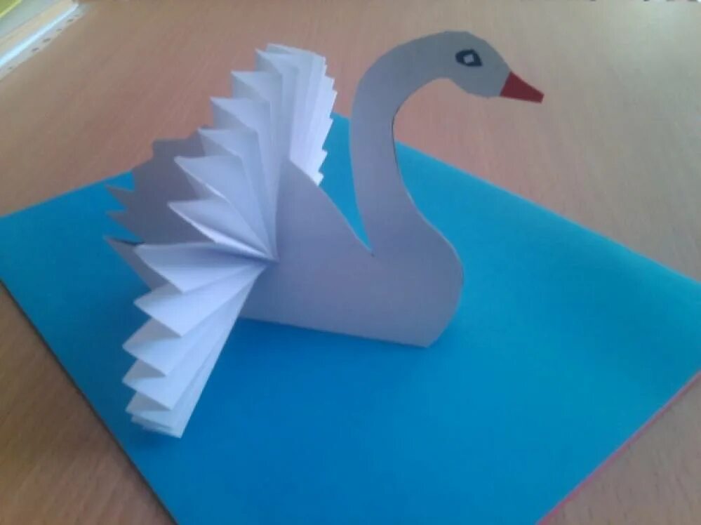 Лебеди из бумаги для детей. Поделка лебедь. Поделка лебедь из бумаги. Объемный лебедь из бумаги. Конструирование из бумаги лебедь.