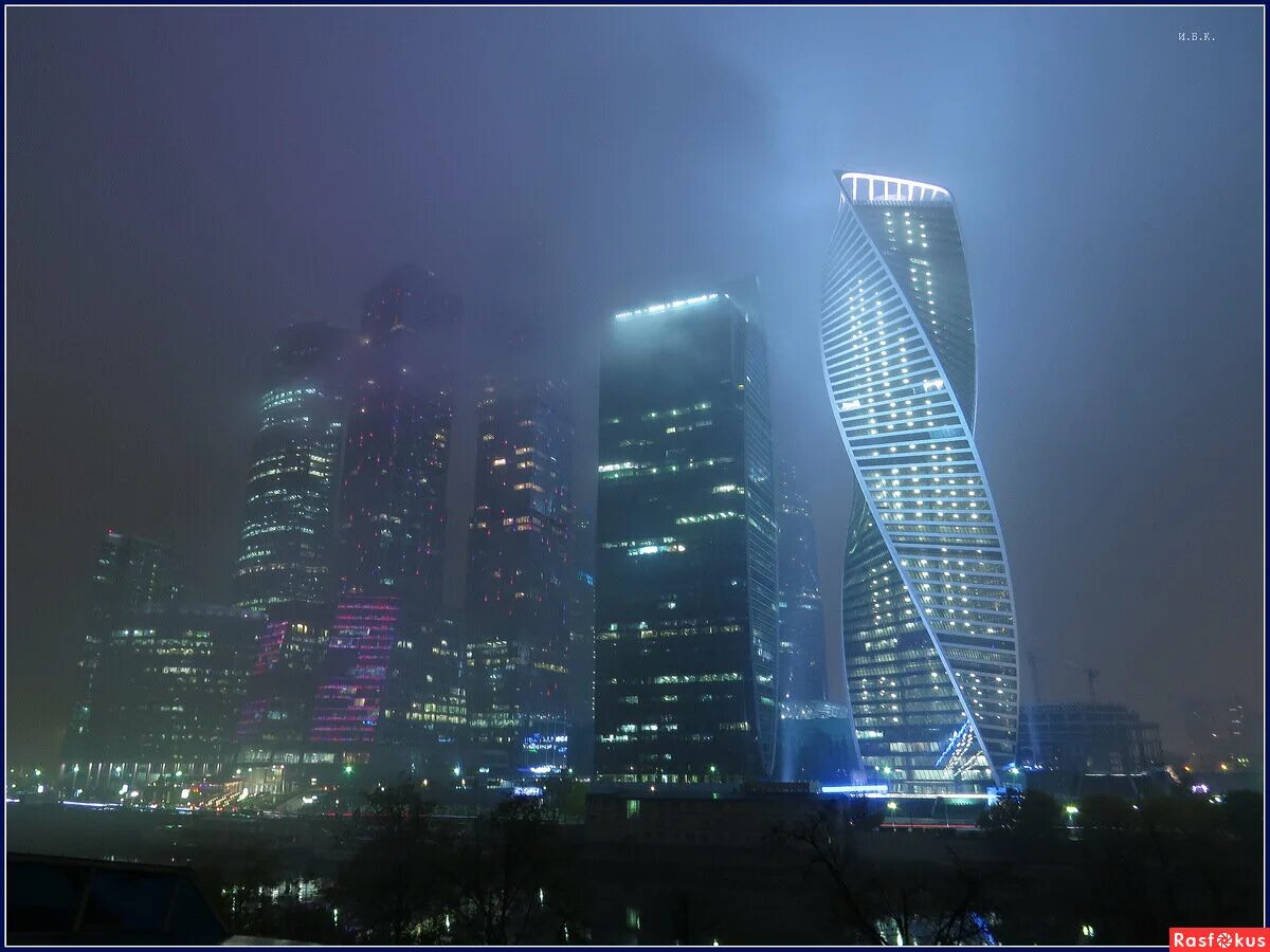 Снизов. Москва Сити в тумане. Москва Сити в тумане ночью. Москва Сити в тумане 2022. Небоскребы в тумане.