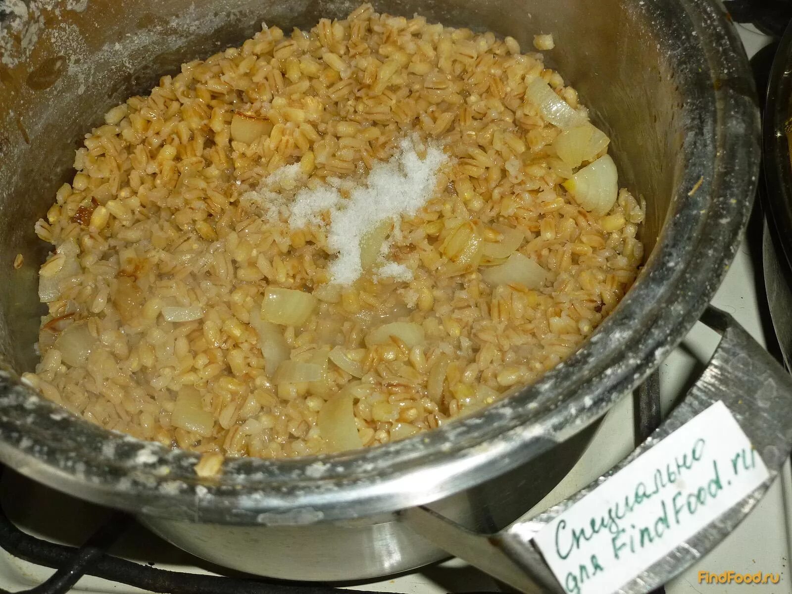 Мультиварка с перловкой. Перловая каша в мультиварке. Перловая крупа в воде. Перловка с тушенкой в мультиварке. Перловка ы мультиварке редмонд.