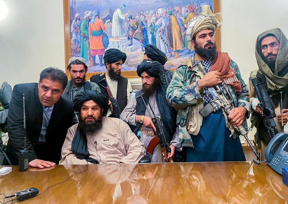 Афганистан талибы пуштуны. Талибан глава 2022. Талибы в президентском Дворце.