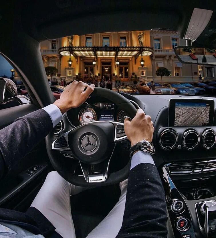 Достаток мужчины. Богатая жизнь. Богатая жизнь мужчины. Мужчина в дорогой машине. Успешный мужчина с машиной.