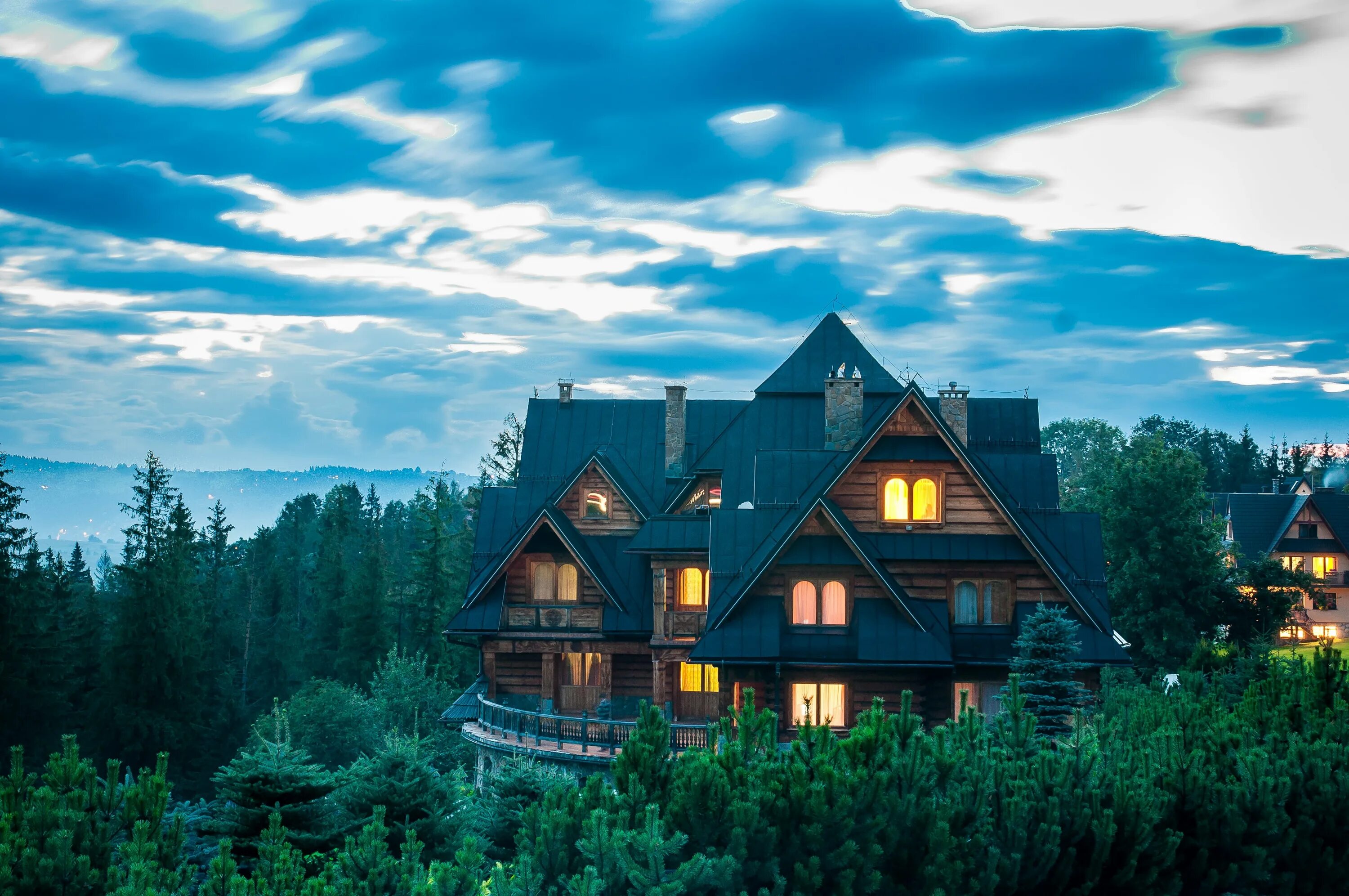 Слава жил возле леса и часто. Дом в лесу. Красивый домик. Красивый дом в лесу. Домик в горах.