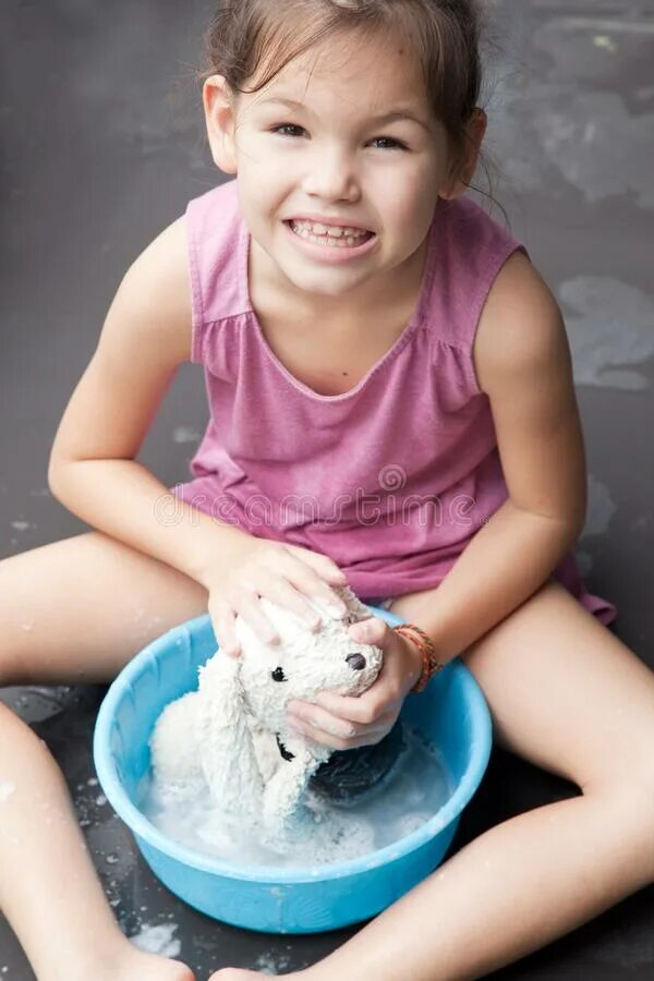 Девочка моет руки. Девочка умывается мылом. Девочка моет девочку видео. Девочка что то моет картинка. Ребенок в раковине.