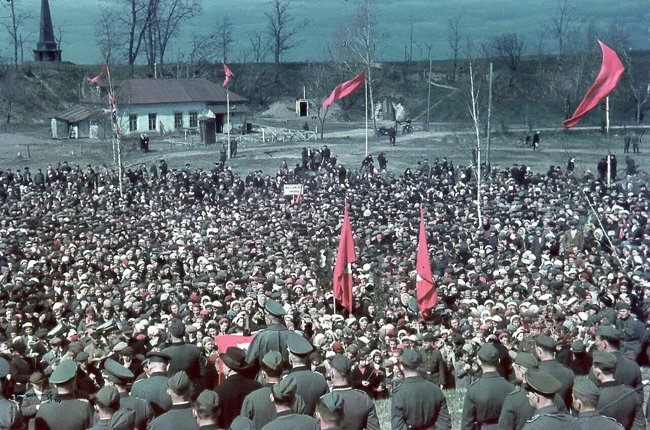 Оккупированный Смоленск 1942. Первомай Смоленск 1943. Митинг 1 мая 1943 в Смоленске. Первомай Смоленск 1942.