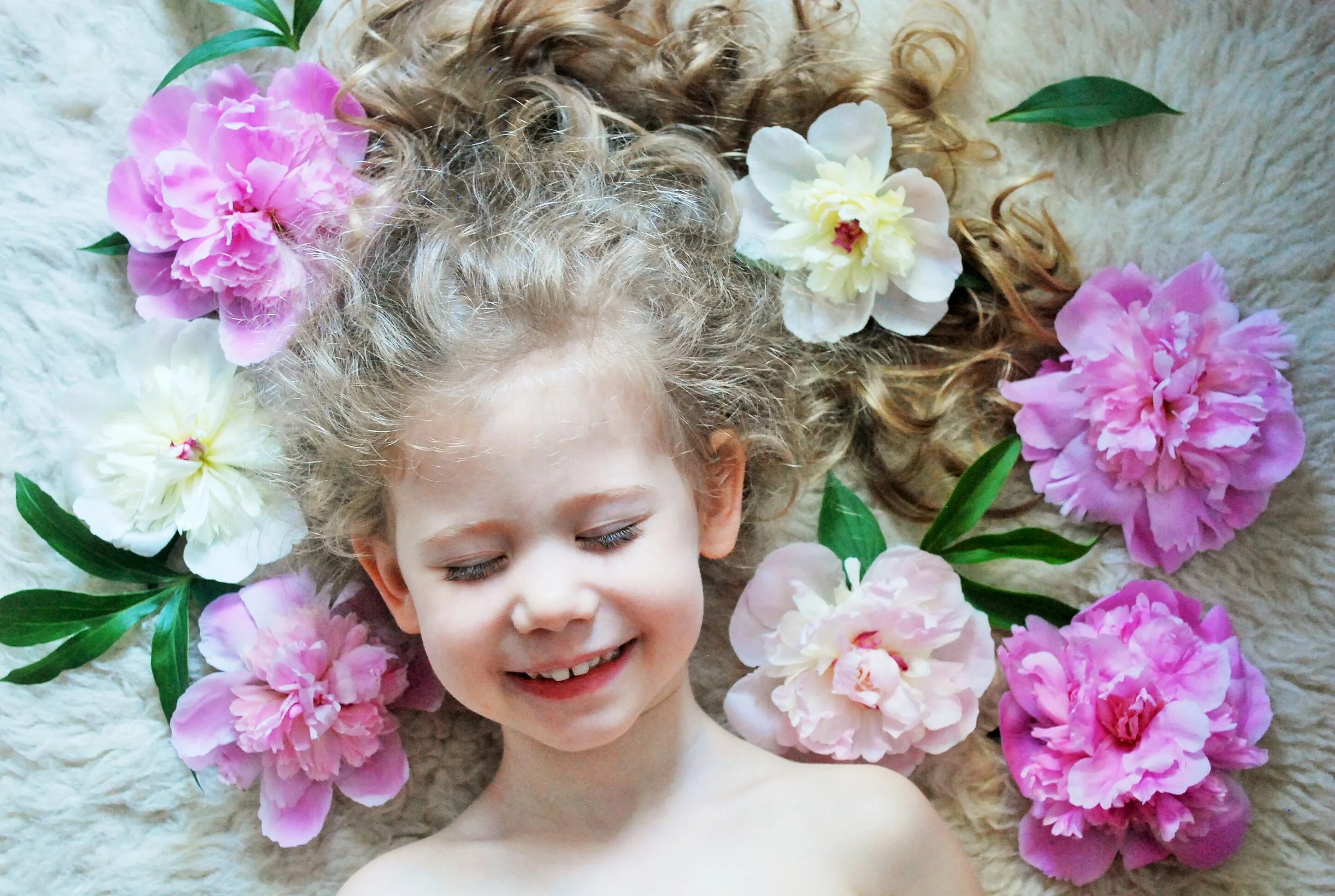 распустилась смеется