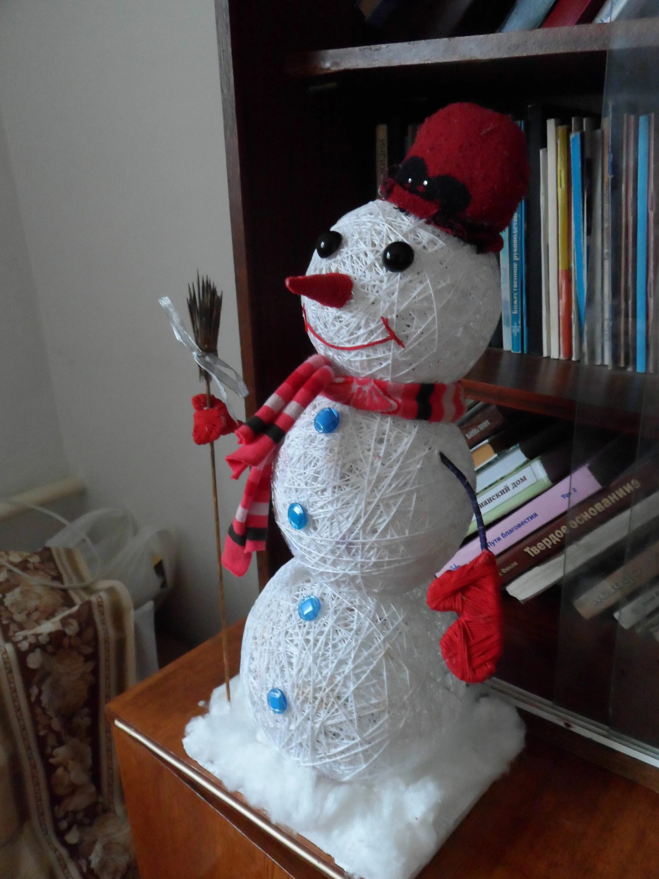 Поделка снеговик. Снеговик из ниток. Поделка Снеговик из ниток. Снеговик из ниток и клея. Снеговик своими руками из ниток.