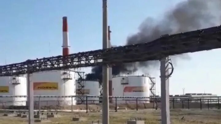 Взрыв на нпз в новокуйбышевске. Пожар на СНПЗ Сызрань. Пожар на нефтехимическом заводе в Самарской области. Пожар на Московском НПЗ 1976. Сызранский НПЗ.