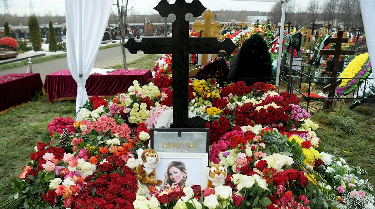 Где похоронят началову. Могила Юлии Началовой. Могила Юлии Началовой на Троекуровском.