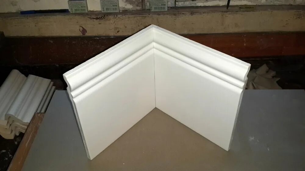 Запил угла под 45 градусов. Плинтус под углом 45 градусов. Запил галтелей под 45 градусов. Уголок для вырезания плинтусов. Стусло под 45 градусов запил.