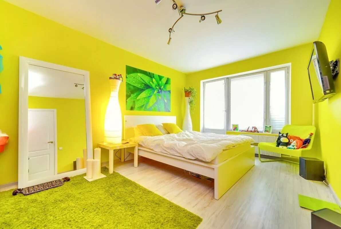 Комната в желтом цвете. Комната в ярких тонах. Желтый цвет в интерьере. Спальня в ярких тонах. Желто зеленые обои купить