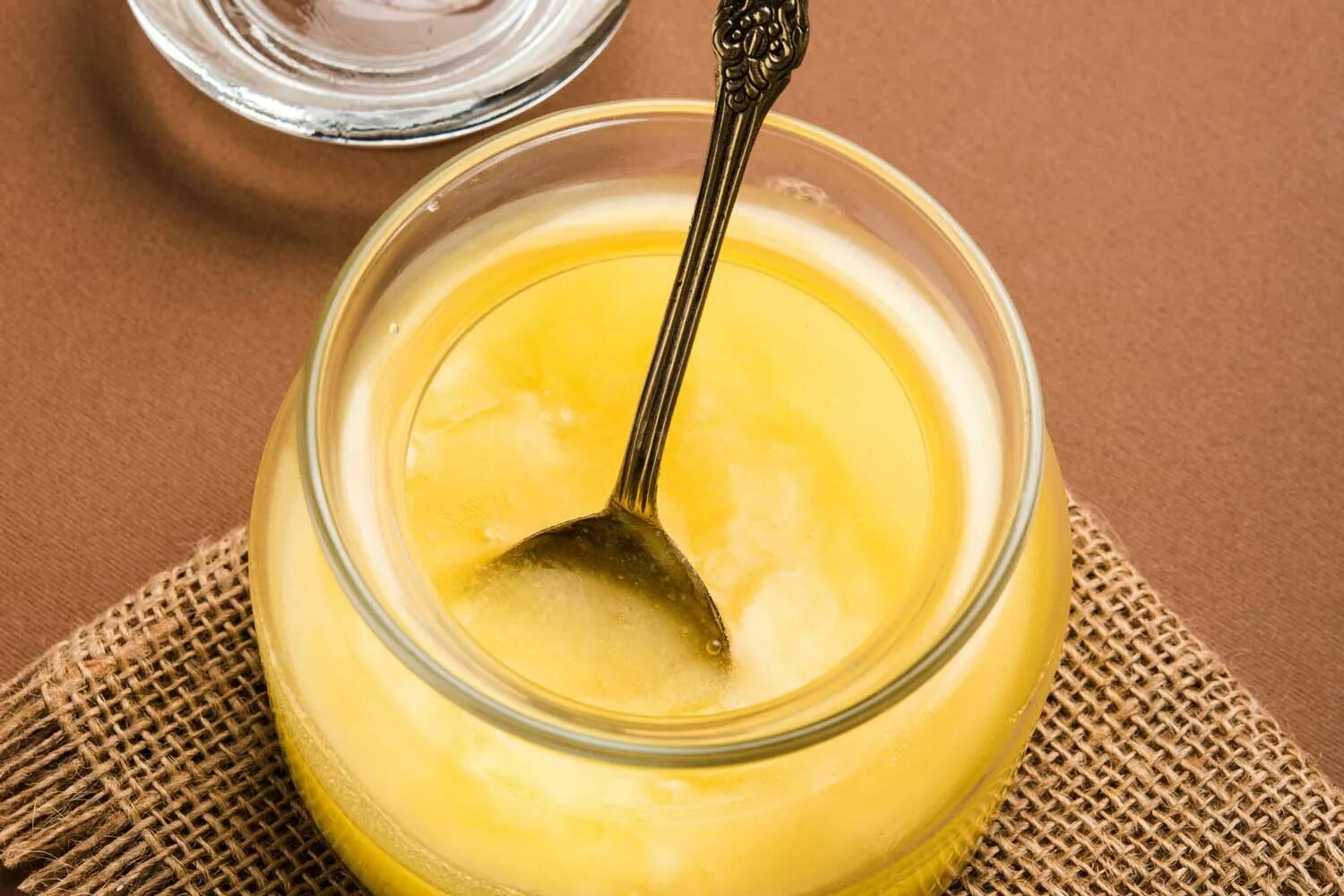 Как сделать топленое масло. Ghee. топленое масло на прозрачном фоне. масло гхи на белом фоне. блюда с маслом гхи.