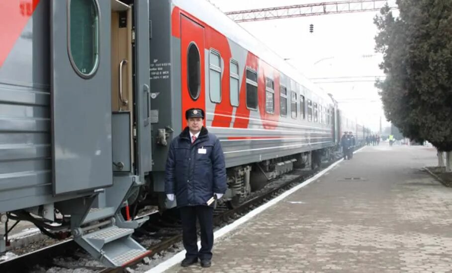 Курсируют ли поезда. Посадка в поезд. Посадка пассажиров в поезд. Проводник РЖД. Посадка пассажиров в вагон.