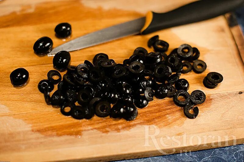 оливки порезанные. оливки карретилла 3. оливки нарезанные. маслины порезанные. оливка в разрезе.