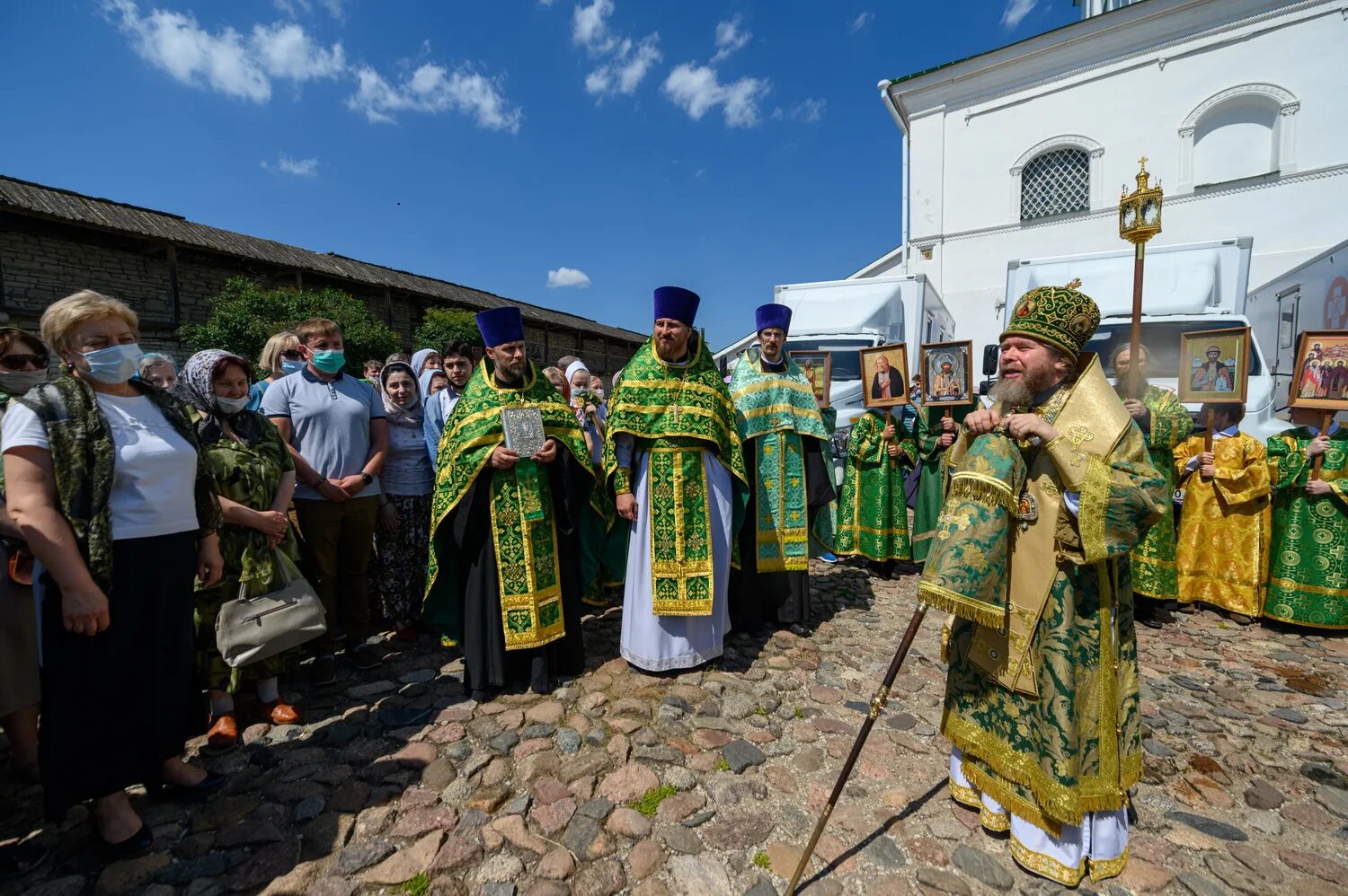 Псковская епархия праздник цветы. Встреча владыки Троица. Святые псковской области