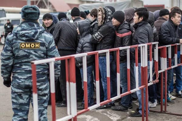 Депортация иностранца. Депортация иностранных граждан. депортация мигрантов. выселение мигрантов. выдворение мигрантов.