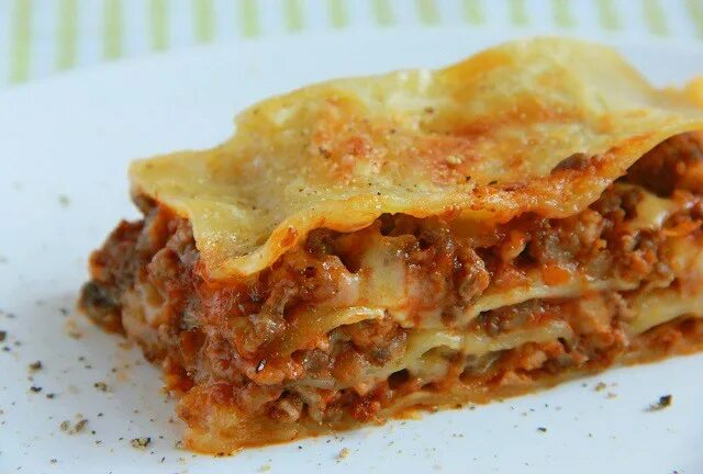 Листы лазаньи на сковороде. Лазанья с фаршем на сковороде. лазания мясная с крупными макаронами. лазанья с фаршем полуфабрикат. лазанья с томатным соусом и фаршем.