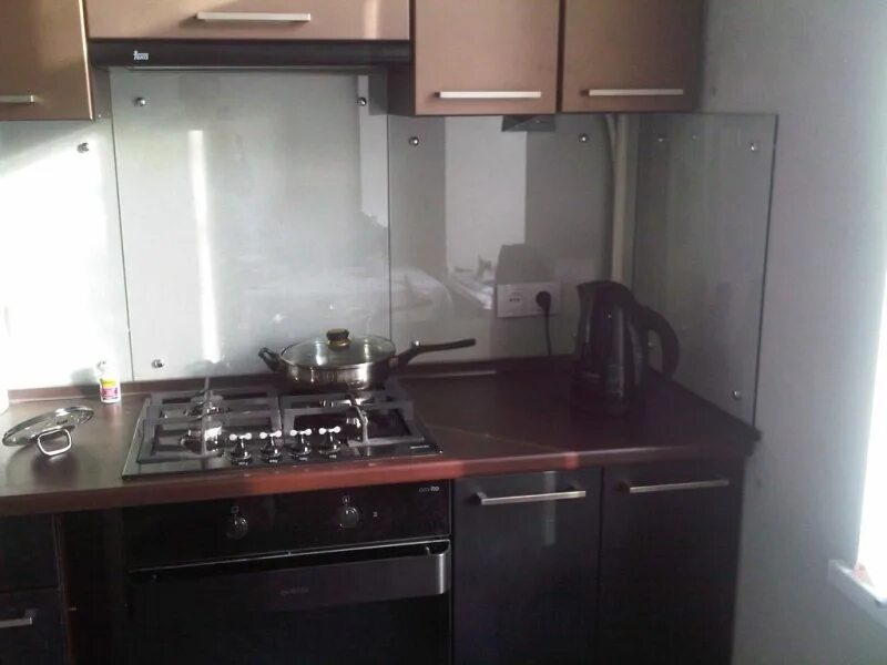 Кухня с газовой плитой. Защитный экран от газовой плиты. Защитная панель для газовой варочной плиты. Защита для ручек газовой плиты. Защитный экран от жира для плиты.