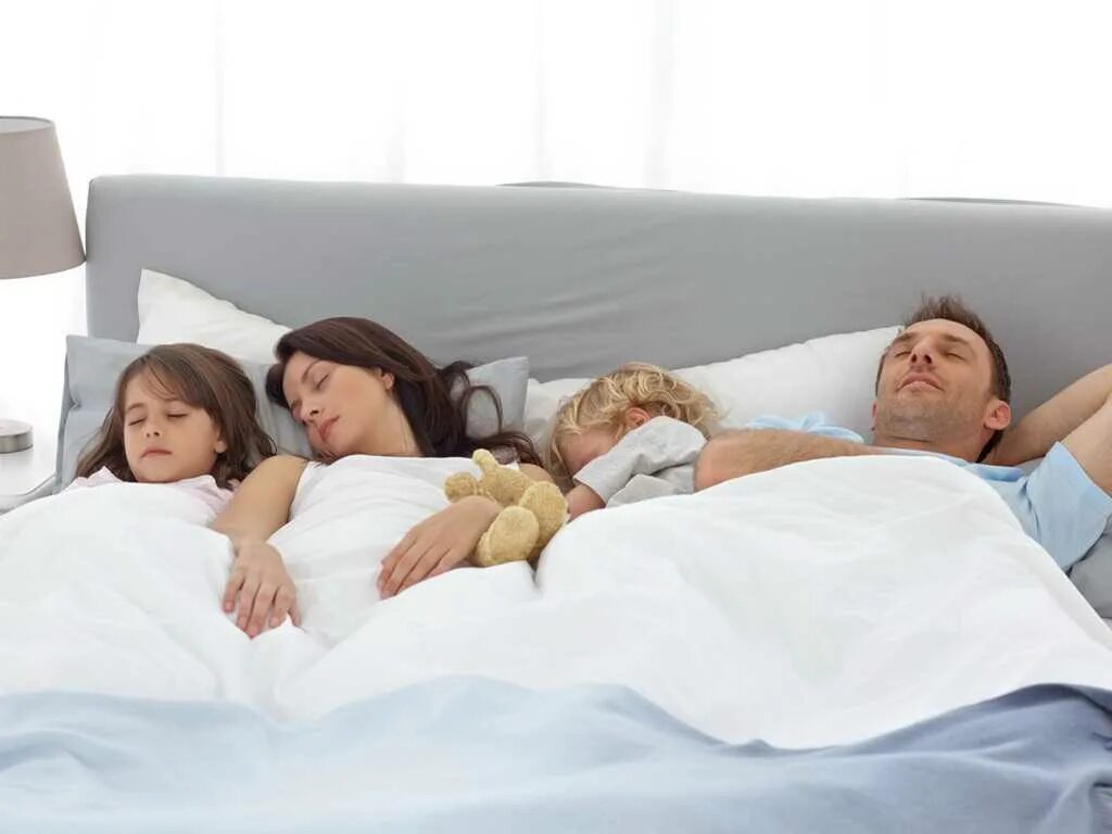 Большая семья в одной постели. Семья в одной кровати. Кровать для большой семьи. Пришлось спать на одной кровати