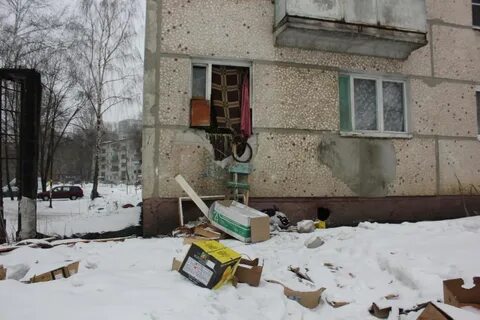 Ходит под окном