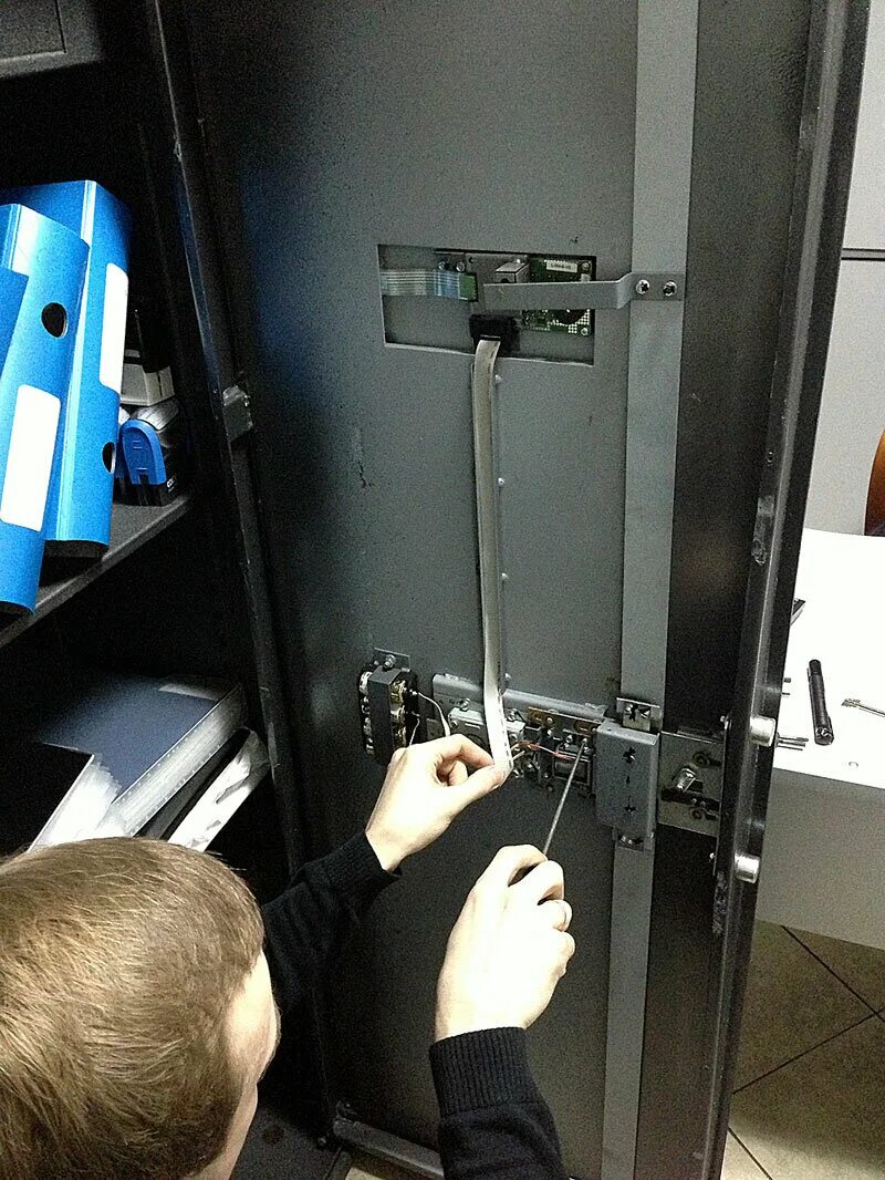 засов двусторонний mottura 96750. приспособление для открытия сейфа. замок нажимной. стопорное устройство. девиатор моттура.