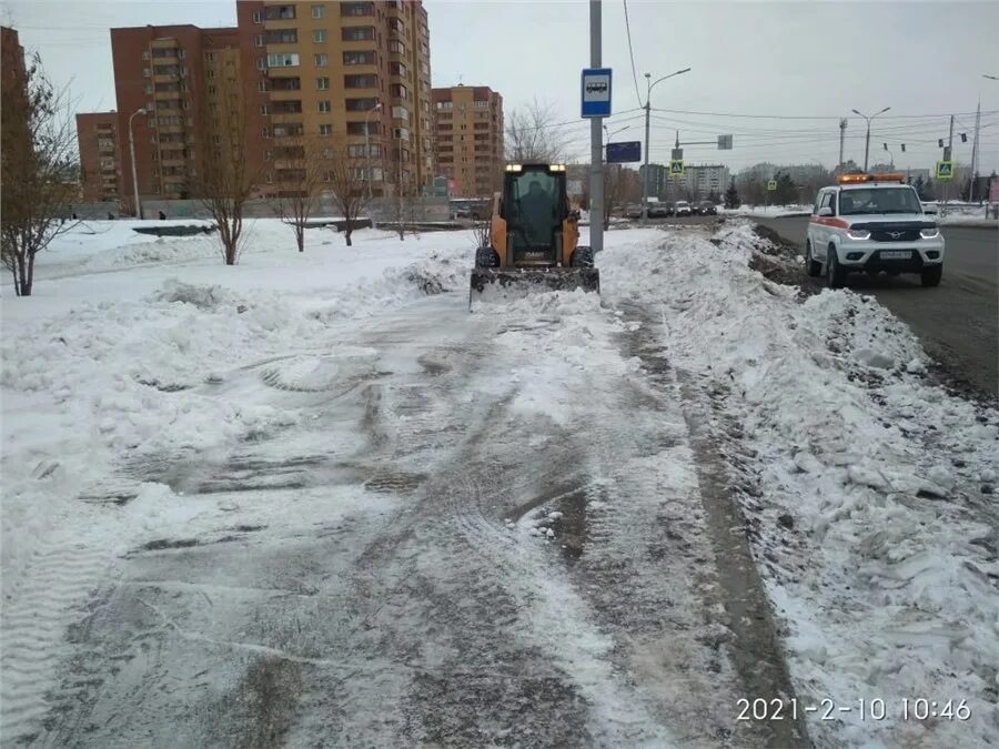 Дороги не чистят от снега. Уборка снега Красноярск. Чистка дорог. Дорога в снегу Красноярск. Чистка снега асфальта.