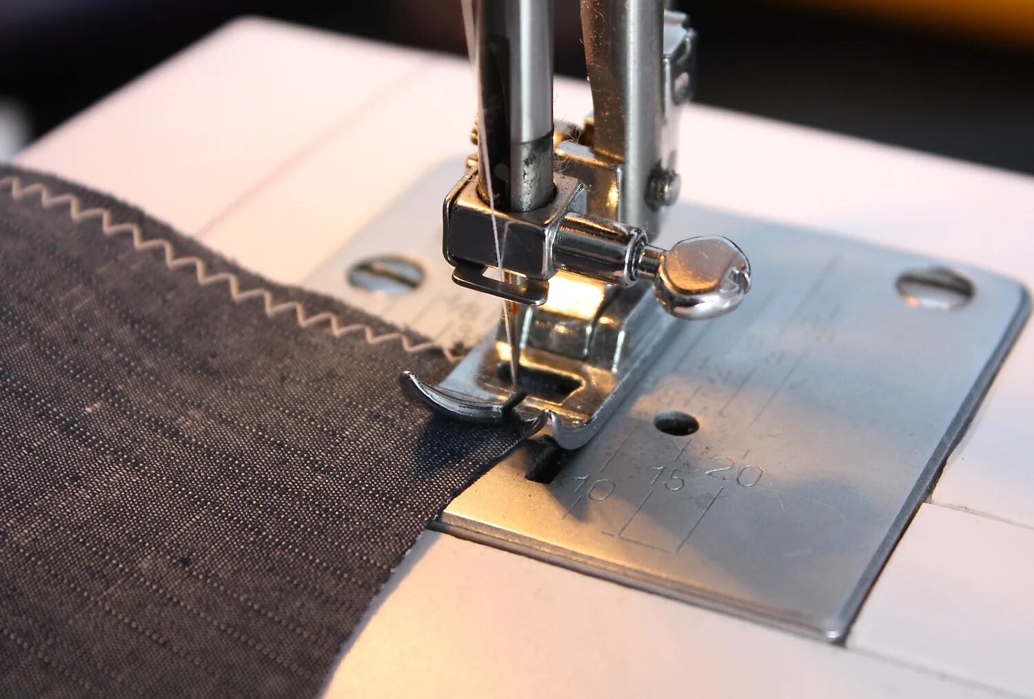 Швейная машинка прямая строчка. Швейная строчка. Пошив на швейной машинке. Строчить на швейной машинке. Машинка для шитья.