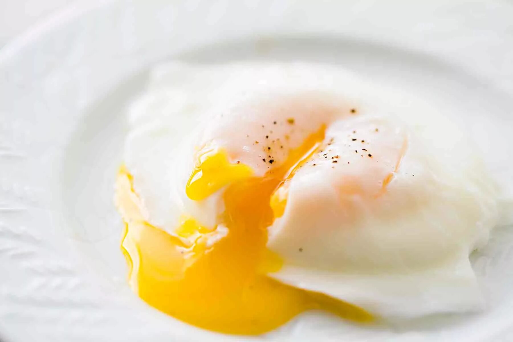 Как есть яйцо пашот. Яйцо пашот. poached egg яйцо пашот. яйцо пашот в мешочке. poached – яйцо-пашот (в мешочек).