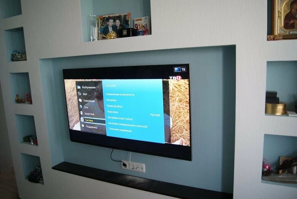Телевизор на стене. Плоский телевизор на стену. Монтаж кронштейна для телевизора. Розетки для телевизора на стене.