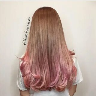 Розовые кончики волос.