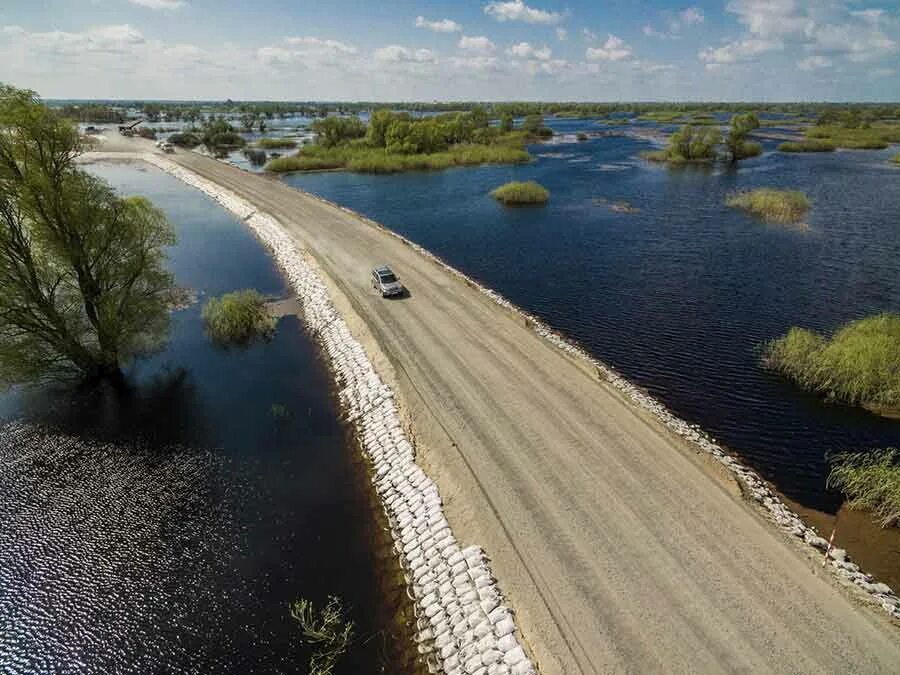 Где сейчас идет река. Геродотово море Полесье. Дорога через водоем. Море Геродота Беларусь. Водоёмы Белоруссии трасса.