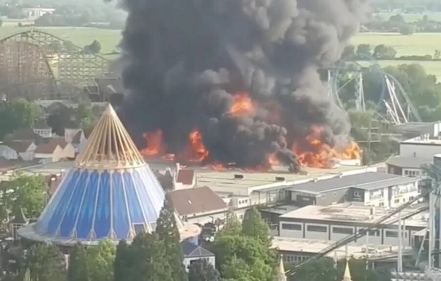 Сгорел парк. Пожар в парке. Пожар в Германии. Европа парк огонь. Сгоревший парк развлечений.