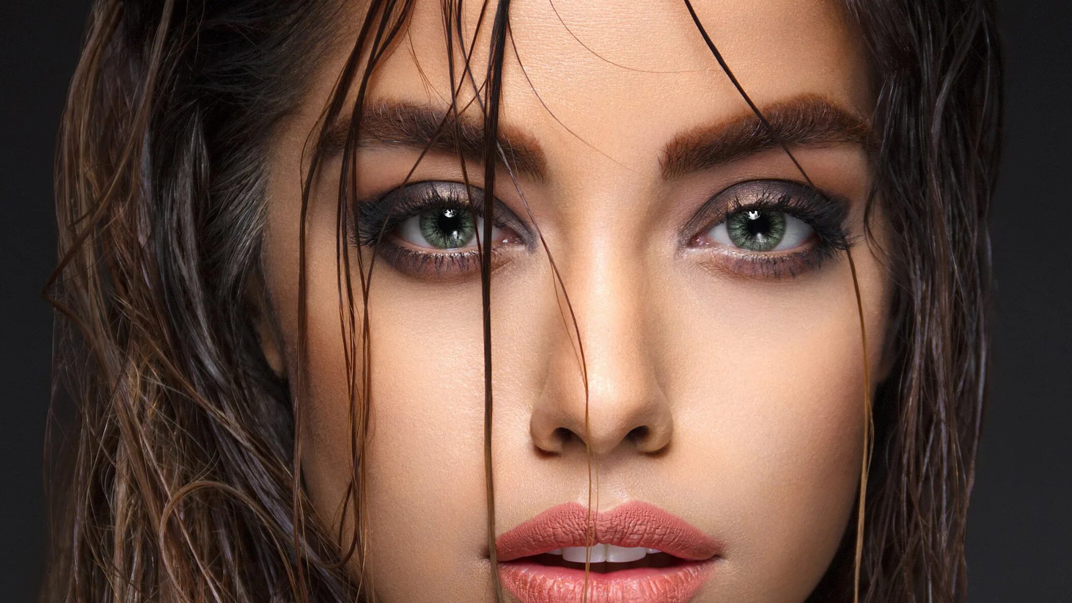 портрет девушки. красивые брюнетки. красивые женские глаза. красивые лица девушек. женское лицо.