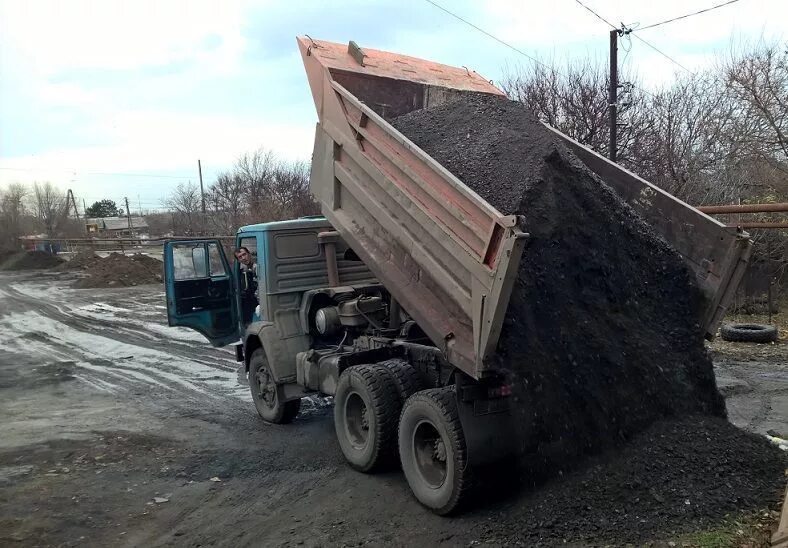 КАМАЗ 10 кубов щебня. Асфальтная крошка Кама. Асфальтная крошка КАМАЗ. КАМАЗ асфальтовой крошки.