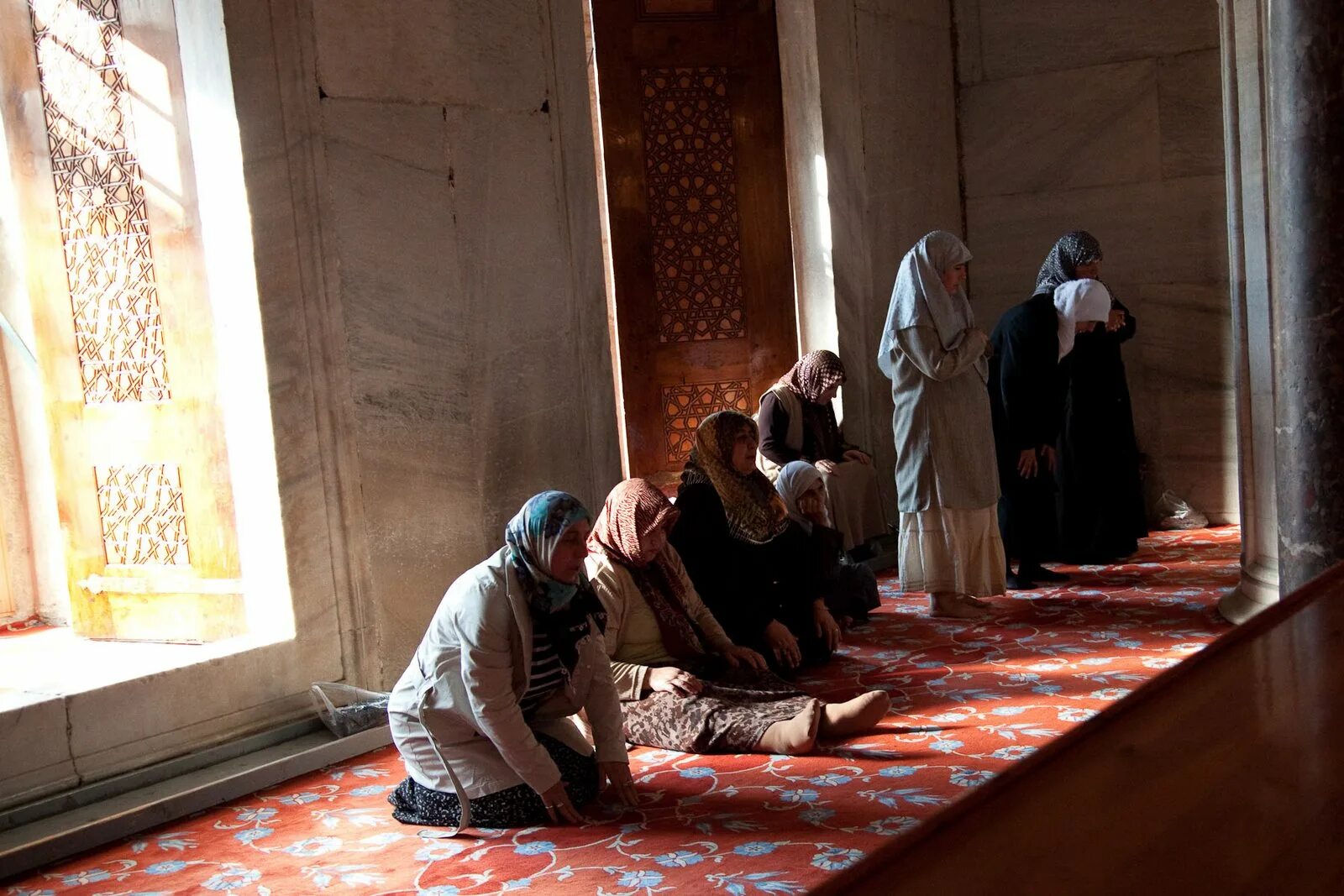 Женщины молятся в мечети. Ходить в мечеть. Женщины в мечети. Платье для мечети. Можно ли девушкам в мечеть.