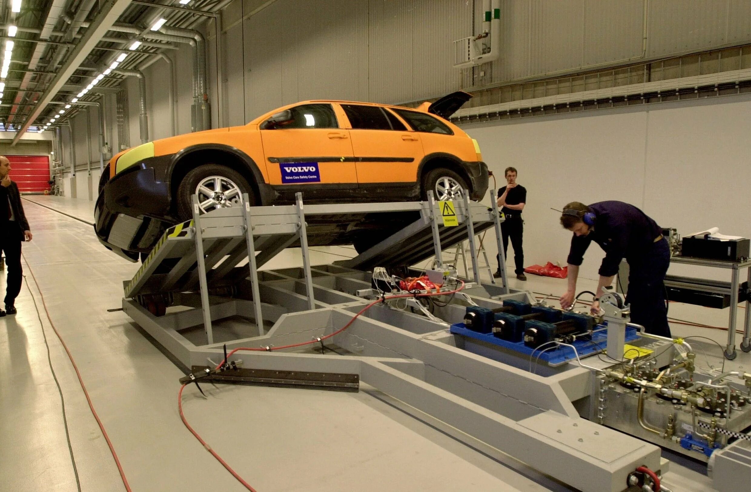 Вольво безопасность. Подушка безопасности пешехода вольво в40. Volvo safety. Volvo safety. Volvo safety.
