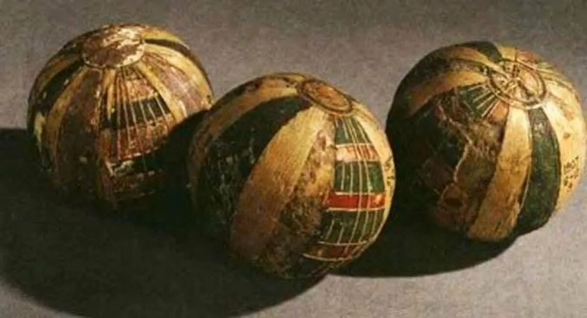 1 мяч в мире. Мяч в древней Греции фоллис. Древние мячи Египта. Мяч в древнем Египте. Древние кожаные мячи были найдены при раскопках в Египте и Греции..