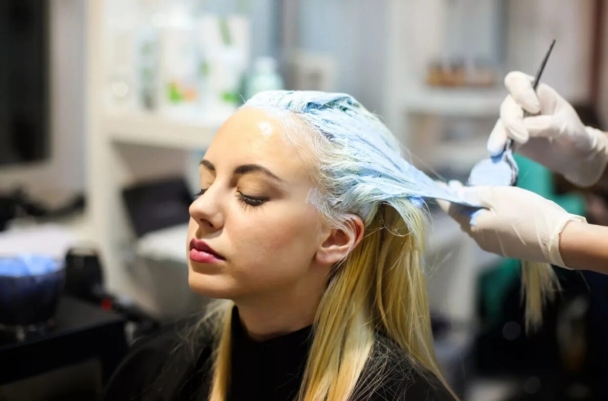 Окрашивание волос процесс. Окрашивание процесс. Инструменты колориста парикмахера. Парикмахер краска. Краска для волос в мисочке.