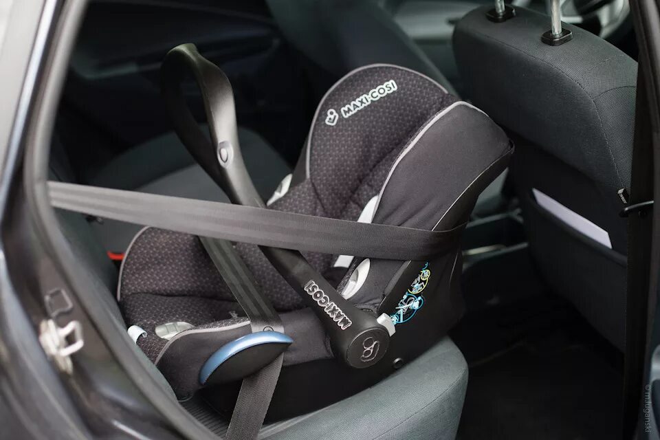 Maxi cosi 360. Maxi cosi переднее сидение. Автокресло Maxi Scoo. Автолюлька Maxi cosi как установить в машину. Maxi cosi автокресло как крепить.