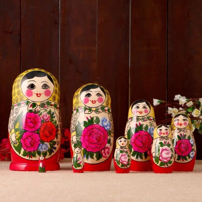 Семеновская роспись матрешки. Семеноваскаяма матрешка. Семёновская матрёшка роспись. Семеновская матрешка особенности. Семеновская роспись матрешки.