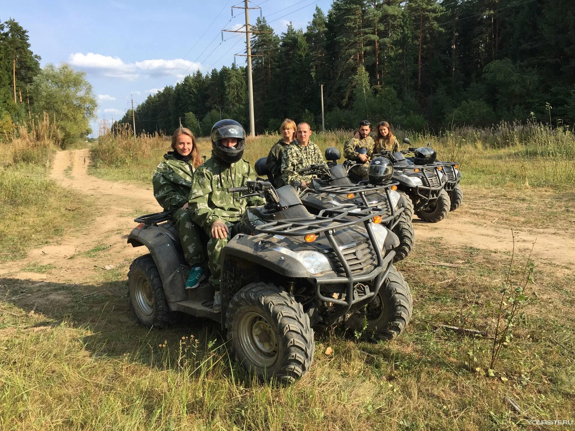 Квадро годы. Квадроцикл CF Moto в лесу. Мотовездеход в лесу. Катание на квадроцикле. Алтай экскурсии на квадроциклах.