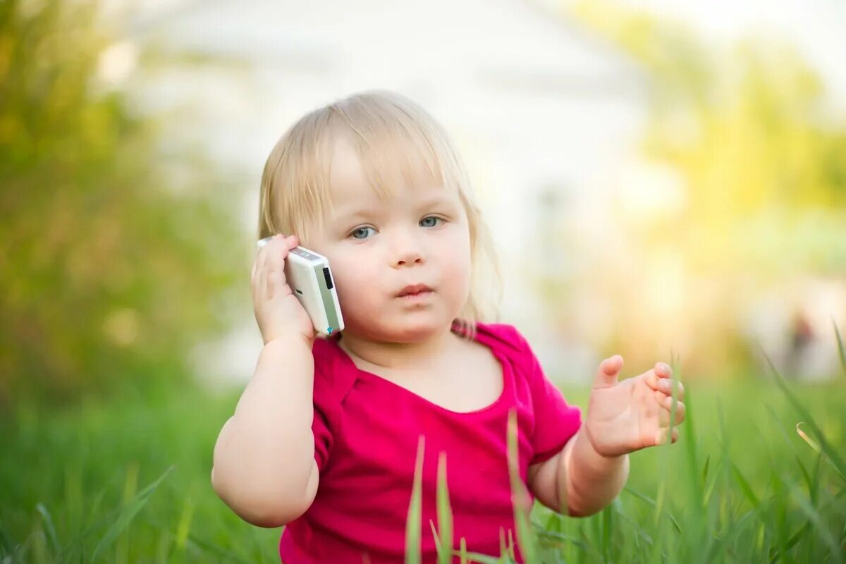 Зайти детей. Ребенок с телефоном. Малыш с телефоном. Младенец с телефоном. Сотовый телефон для детей.