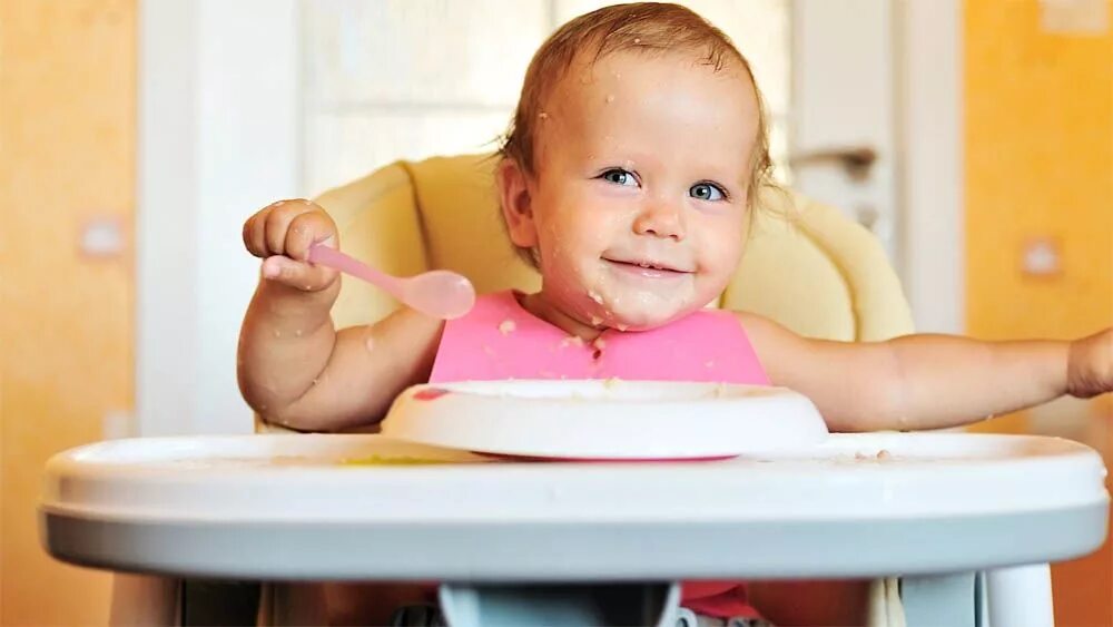 Из любого ребенка можно. Маленький ребенок за столом. Малыш кушает. Годовалый ребенок. Маленький ребенок ест.