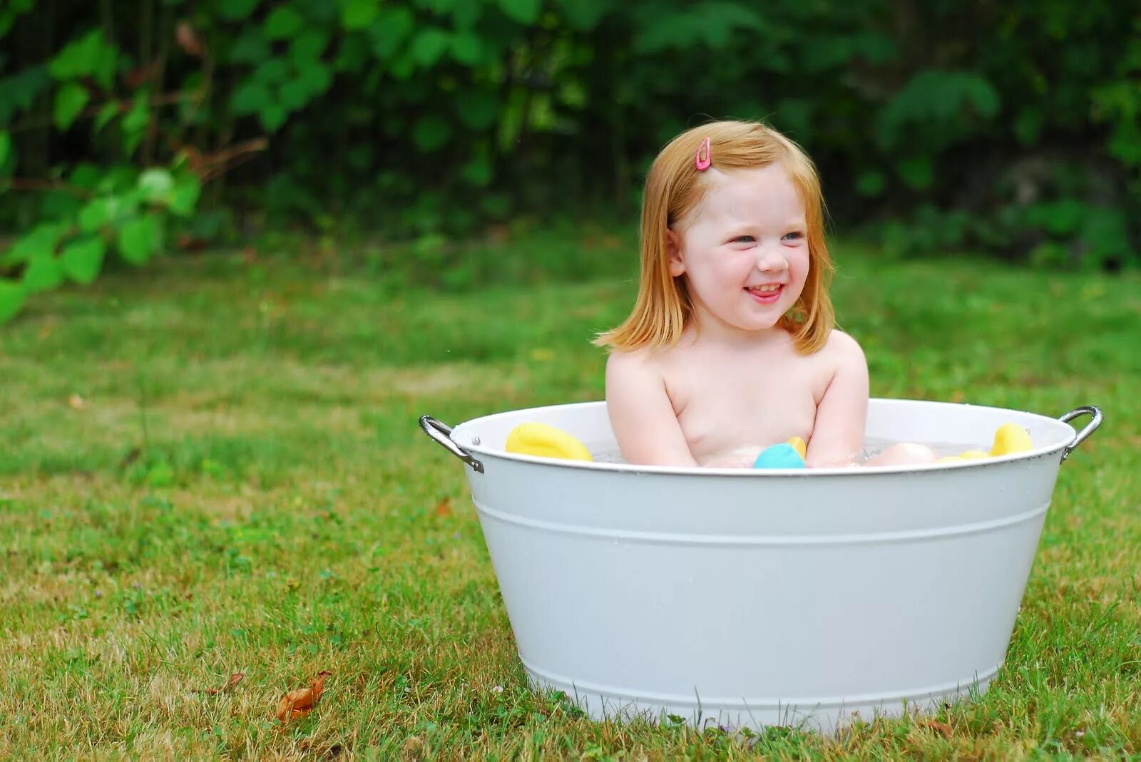 Pure daughter. Діти топлес. Bath девочки 7 лет. Топлесс на даче. Девочка Bath time.