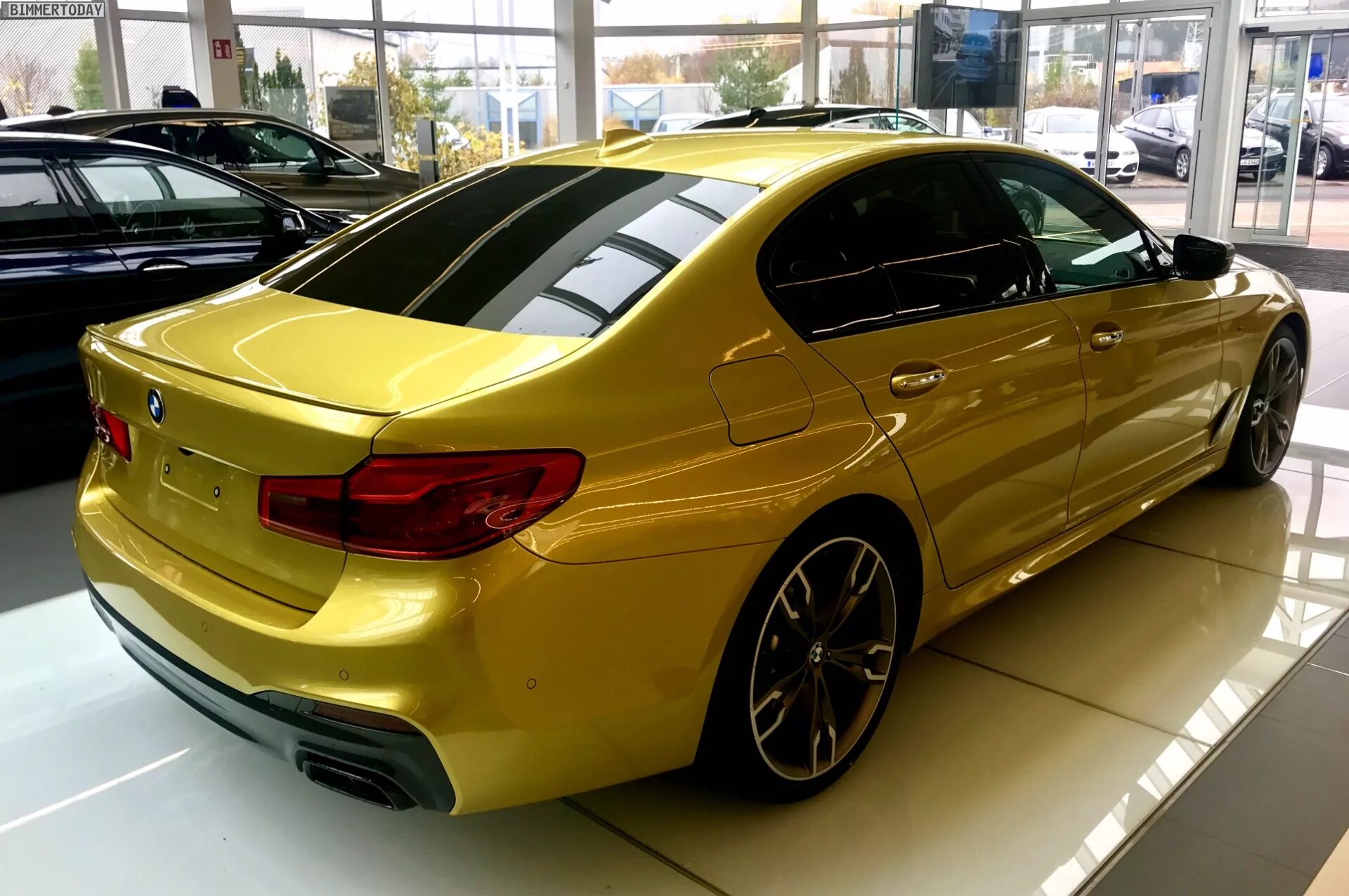 BMW f30 Gold. BMW f30 желтая. BMW 5 g30 желтая. Золотая БМВ g30.