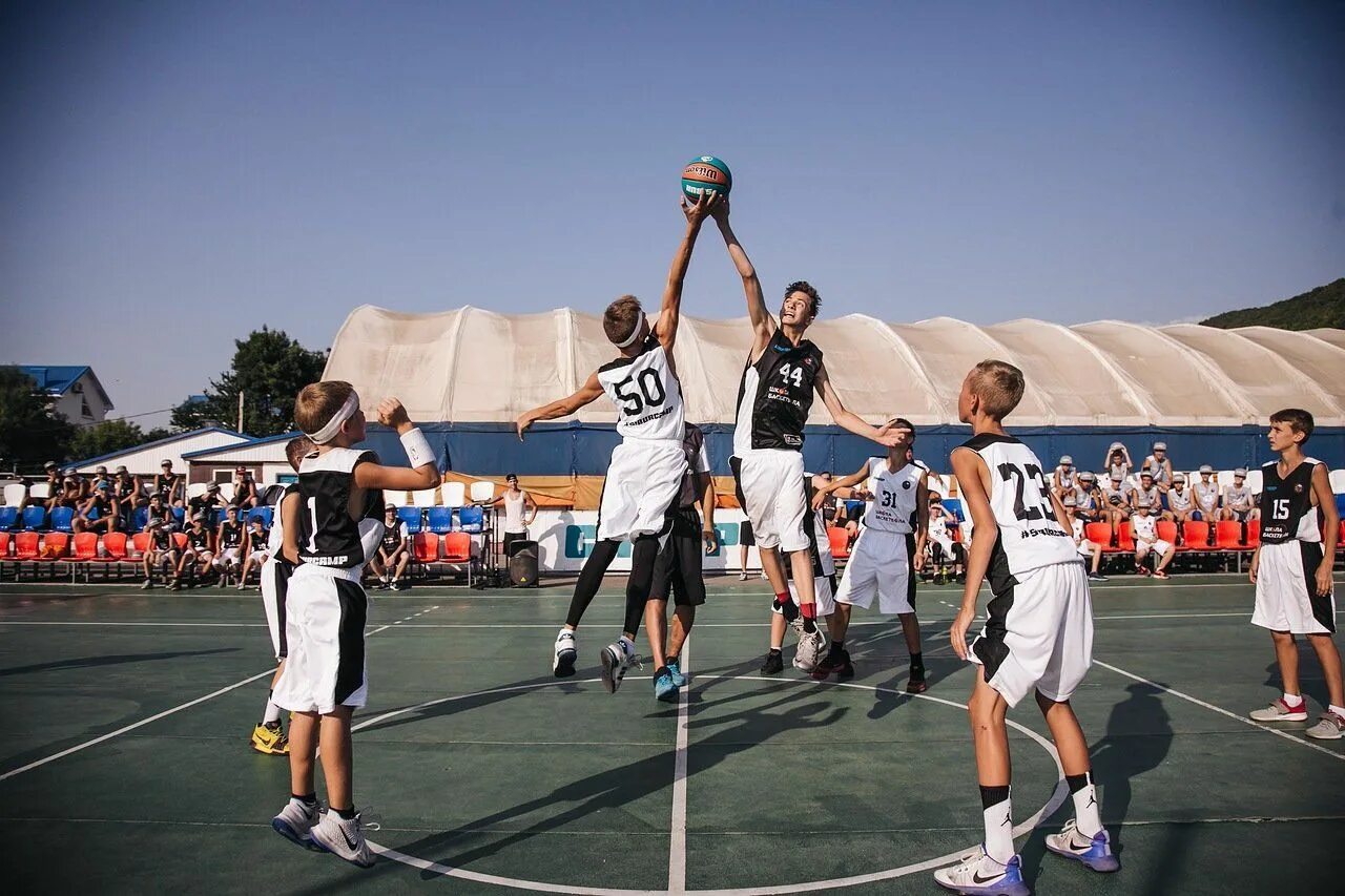 Спортивный лагерь баскетбол. Баскетбольный лагерь Сибур. Сибур лагерь баскетбол. Баскетбол в лагере. Спортивный лагерь баскетболистов.