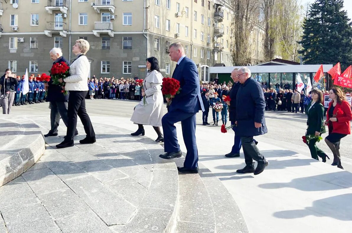 24 мая саратов. Митинг. Памятник Гагарину. Набережная Космонавтов Саратов. Праздник день города.